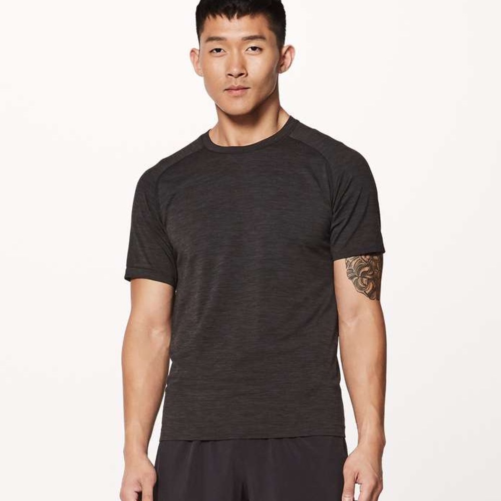 Lululemon Metal Vent Breathe Short Sleeve Tshirt size XL in Dark Grey